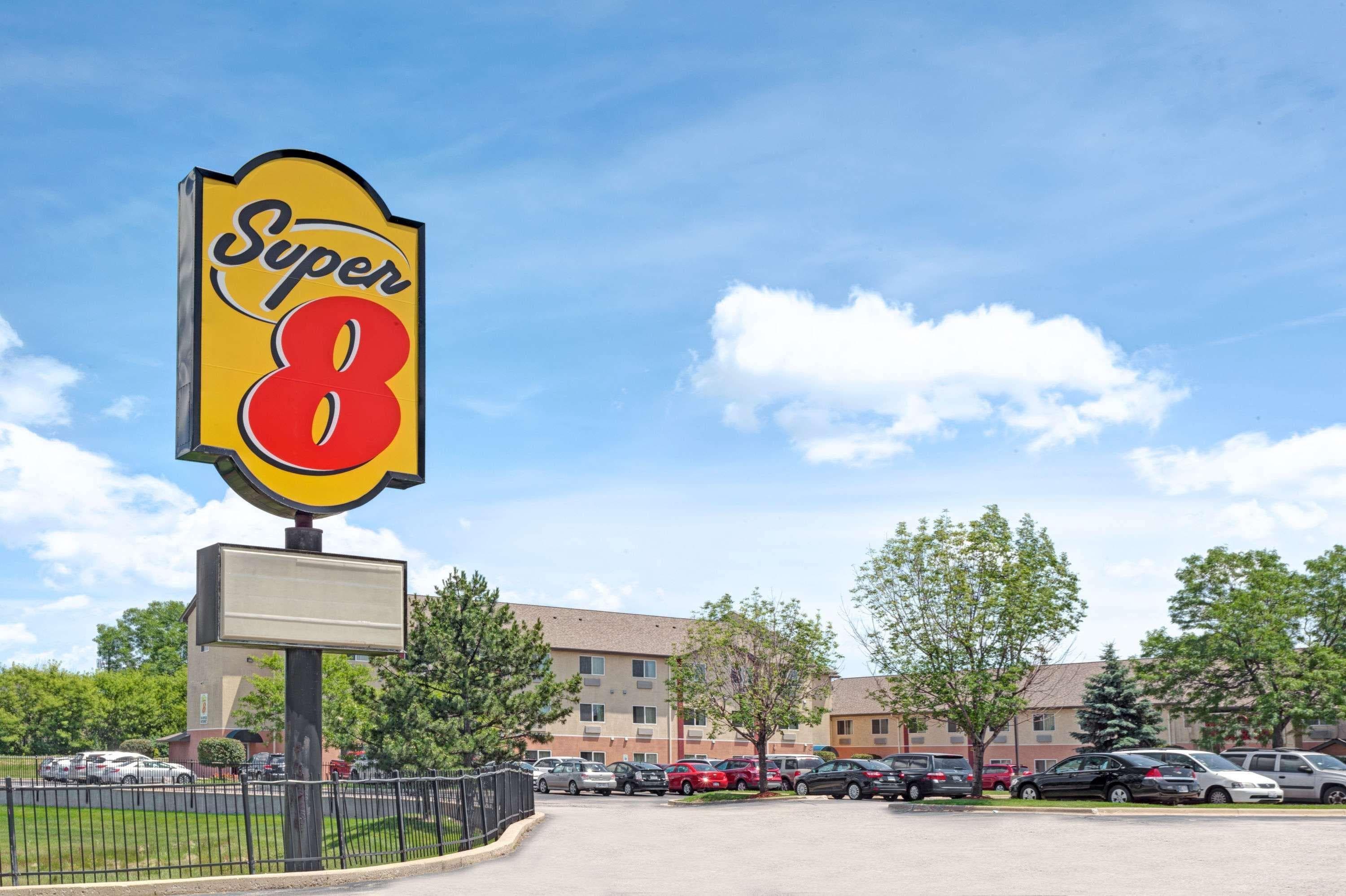 Super 8 by Wyndham Chicago O'Hare Airport - Airport shuttle hotel near ORD