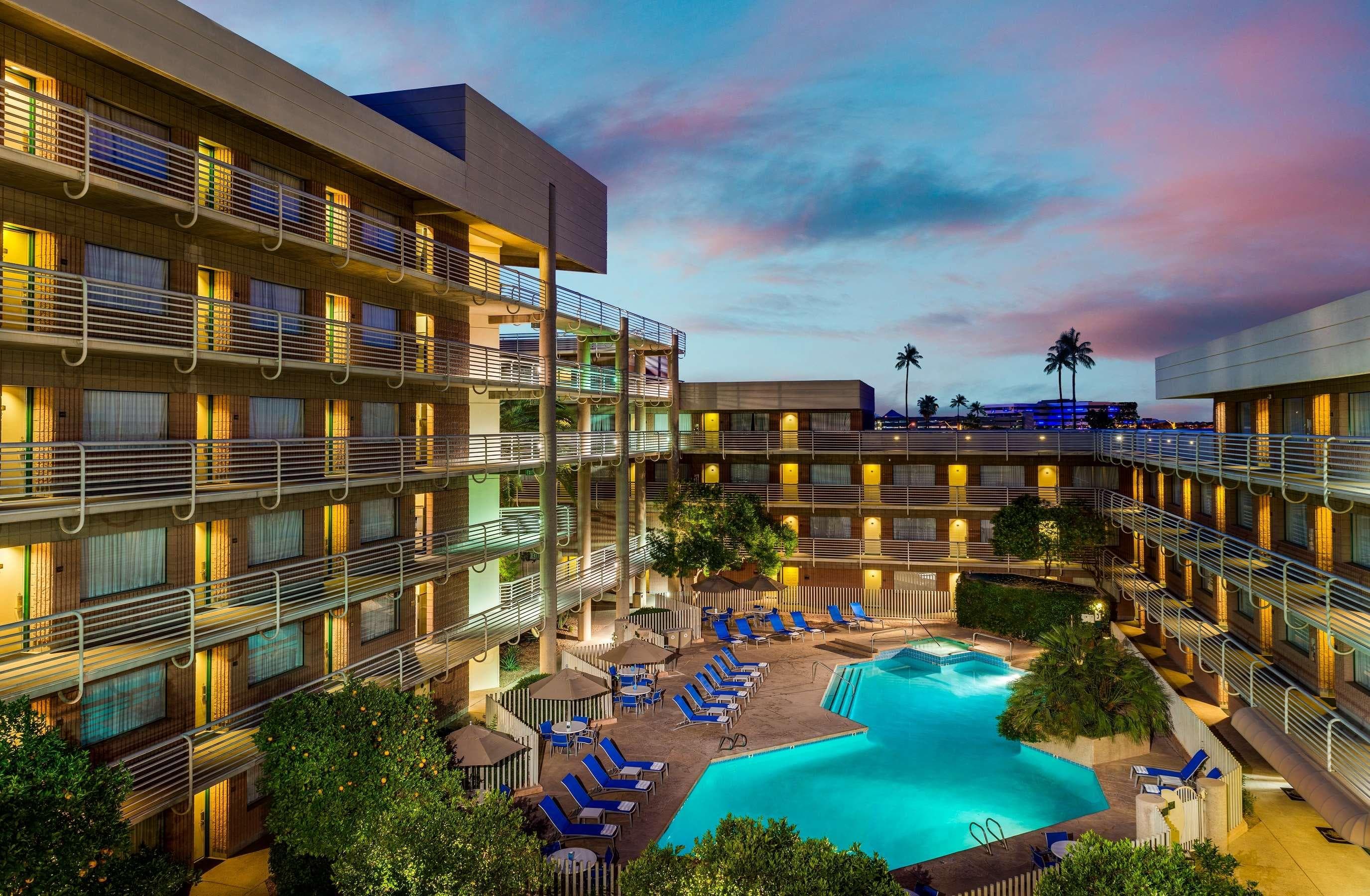 DoubleTree Suites by Hilton Hotel Phoenix - Airport shuttle hotel near PHX