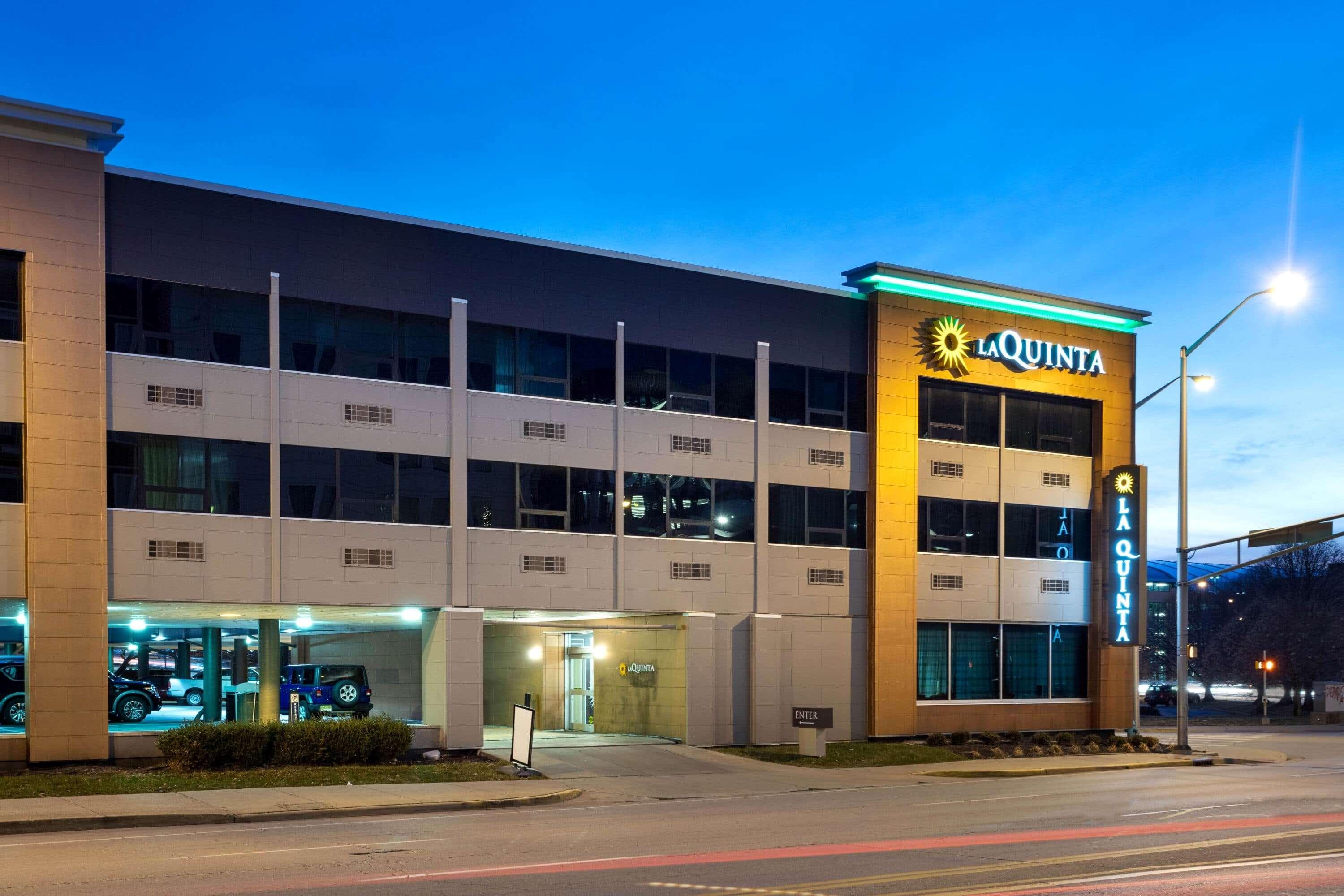 La Quinta Inn & Suites by Wyndham Indianapolis Downtown - Airport shuttle hotel near IND