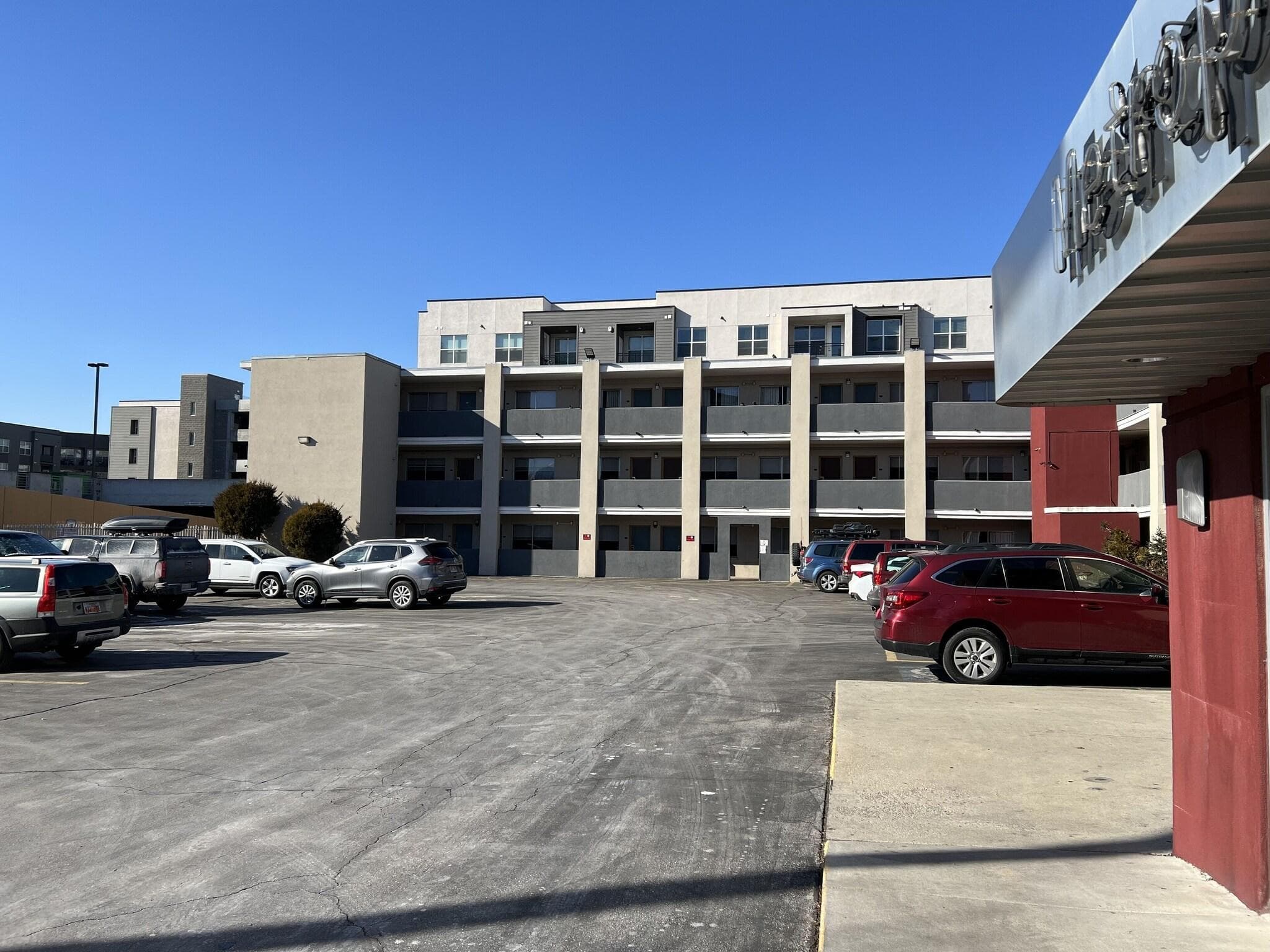 Metropolitan Inn - Airport shuttle hotel near SLC