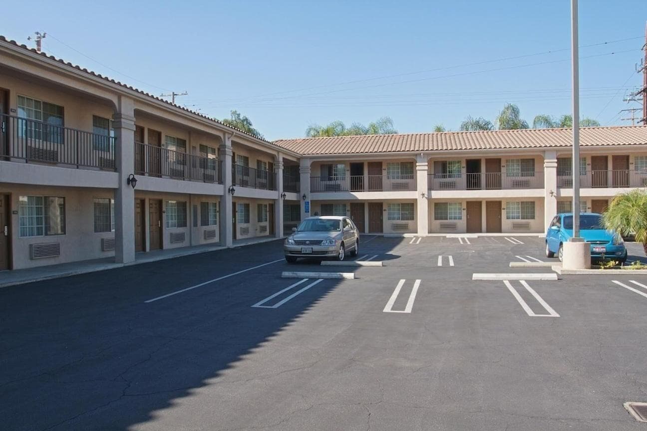 Burbank Inn & Suites - Airport shuttle hotel near BUR